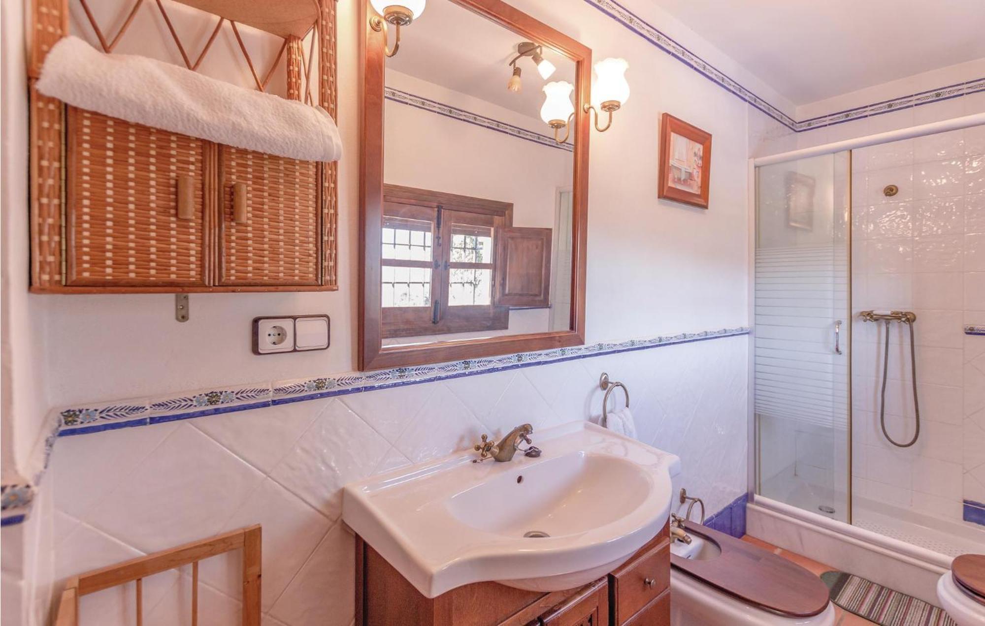 8 Bedroom Lovely Home In Iznajar Bagian luar foto