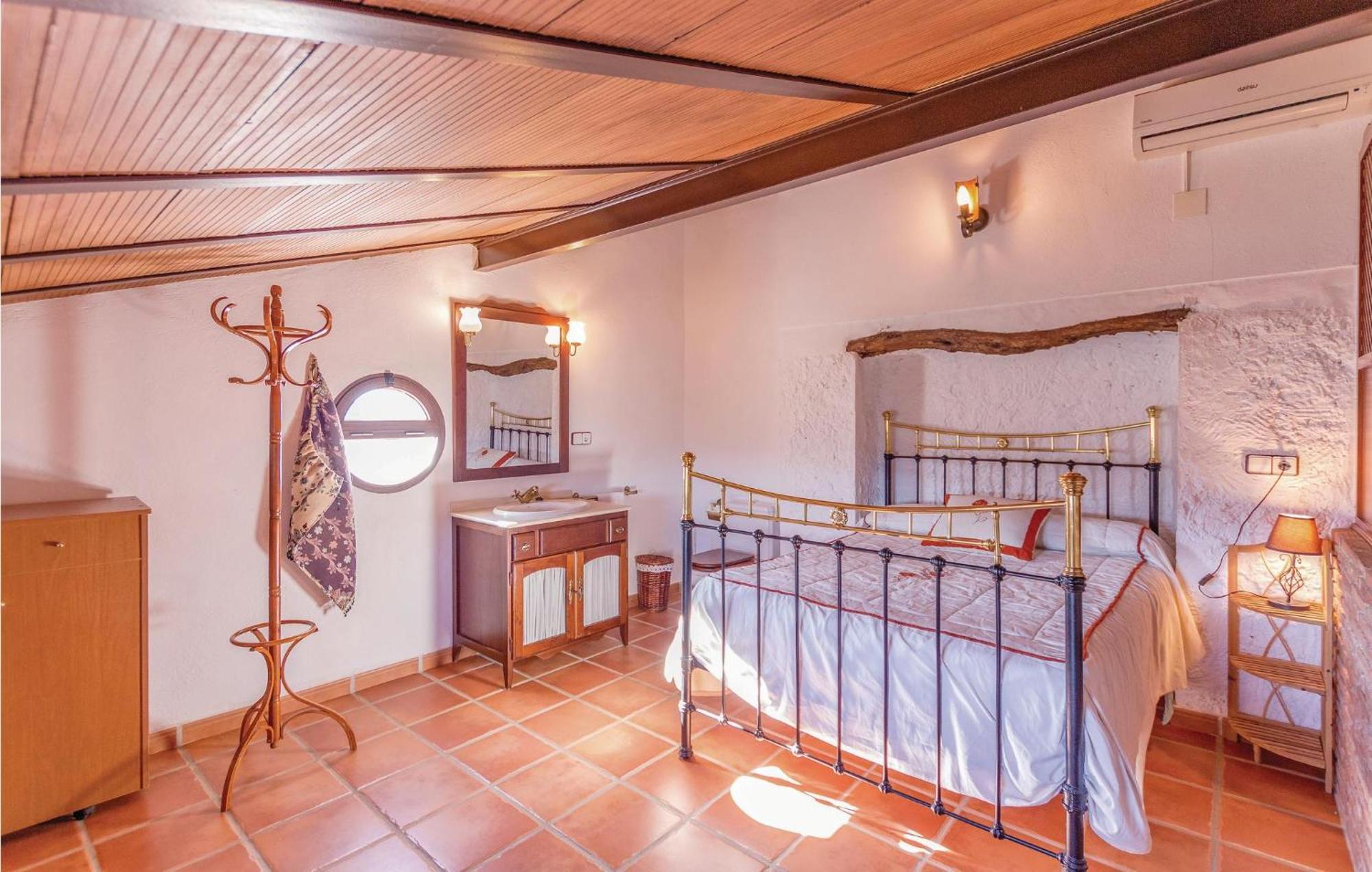 8 Bedroom Lovely Home In Iznajar Bagian luar foto